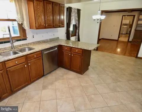 Kitchen - 16 Carol Ann Ct, Bear, DE 19701 photo 4 of 6