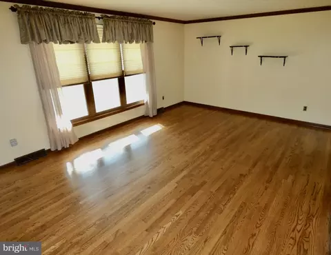 Living - 16 Carol Ann Ct, Bear, DE 19701 photo 2 of 16