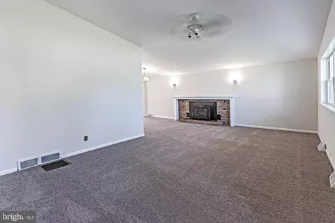 Living - 8 Cassandra Rd, Newark, DE 19702 photo 1 of 4