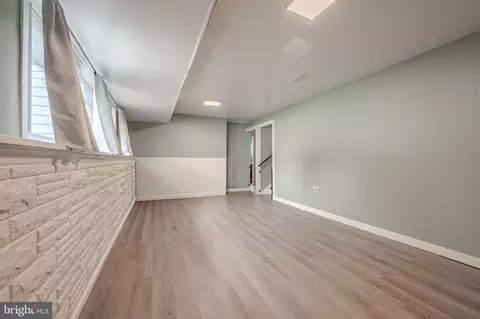 Living - 607 Ilse Dr, Newark, DE 19713 photo 1 of 1