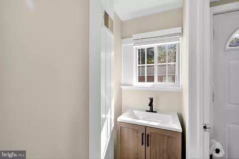 Entry Way - 2 E Delaware Ave, Wilmington, DE 19809 photo 7 of 11