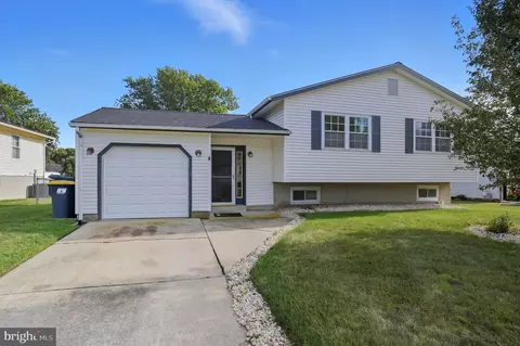 8 Renai Ct, Newark, DE 19702