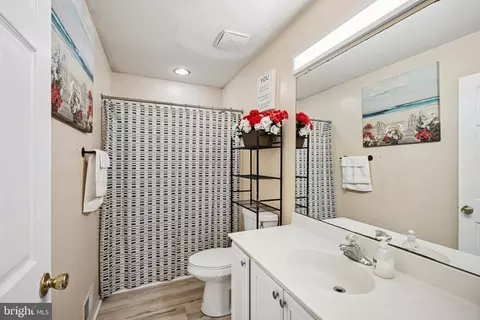 Bath - 1 Dalton Dr, Newark, DE 19702 photo 1 of 1