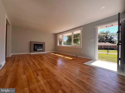 Living - 129 Kingston Dr, Bear, DE 19701 photo 2 of 2