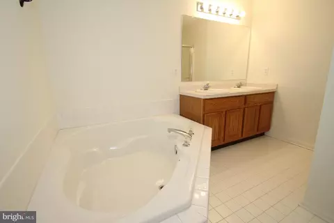 Bath - 24 Dynasty Dr, Bear, DE 19701 photo 2 of 4