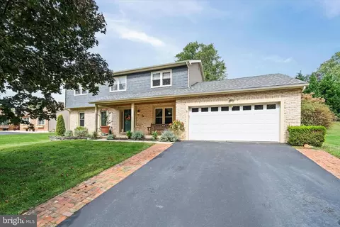 28 Staten Dr, Hockessin, DE 19707