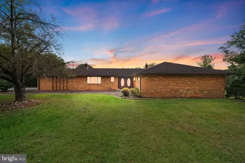 102 Bridleshire Ct, Newark, DE 19711