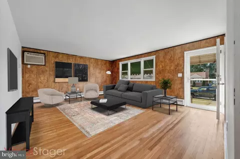 Living - 209 Taylor Rd, Wilmington, DE 19804 photo 2 of 4