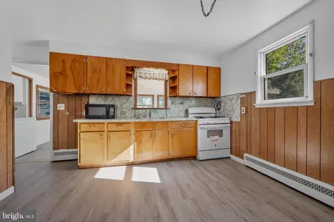 Entry Way - 209 Taylor Rd, Wilmington, DE 19804 photo 1 of 3