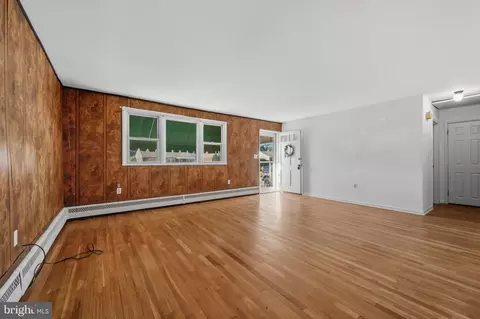 Living - 209 Taylor Rd, Wilmington, DE 19804 photo 3 of 4