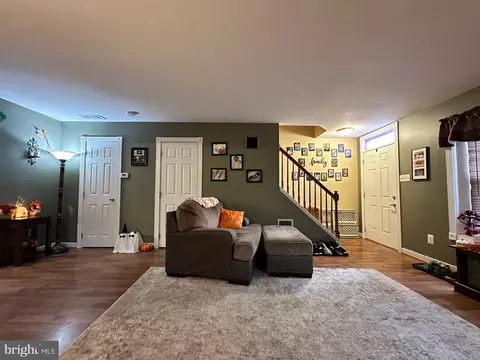 Entry Way - 145 Creekside Ct, Newark, DE 19702 photo 2 of 5