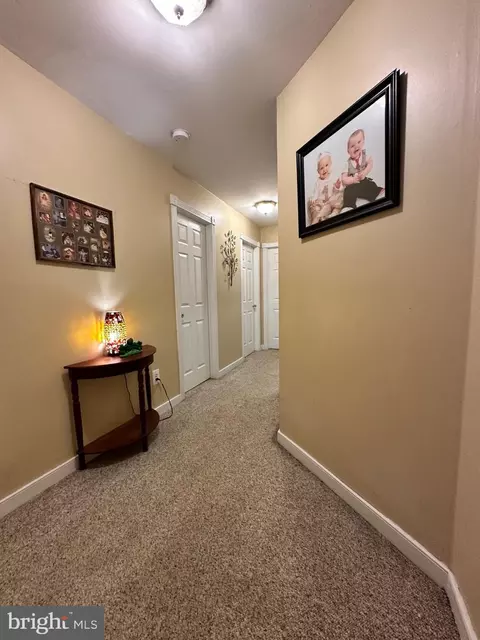 Entry Way - 145 Creekside Ct, Newark, DE 19702 photo 4 of 5