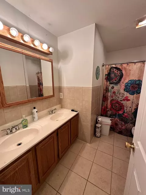 Bath - 145 Creekside Ct, Newark, DE 19702 photo 3 of 4