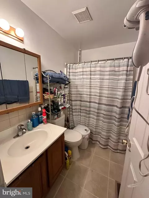 Bath - 145 Creekside Ct, Newark, DE 19702 photo 2 of 4
