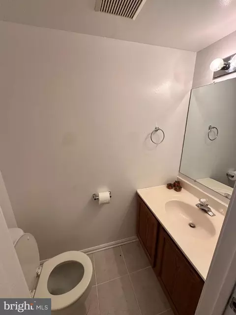 Bath - 145 Creekside Ct, Newark, DE 19702 photo 1 of 4