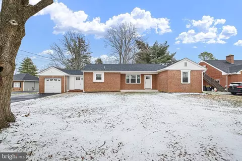 1049 Bear Rd, New Castle, DE 19720