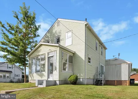 211 S Dupont Rd, Newport, DE 19804