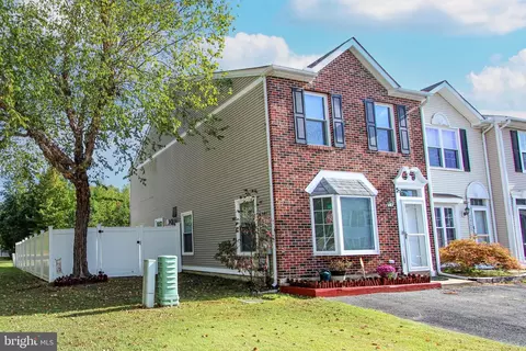200 Fieldstone Ln, Newark, DE 19702