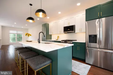 916 N Waterford Ln, Wilmington, DE 19808