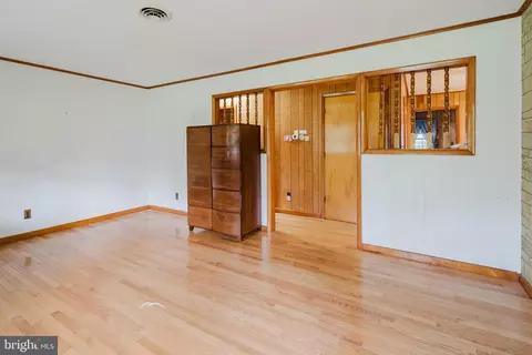 Living - 36 Deep Branch Dr, Townsend, DE 19734 photo 2 of 5
