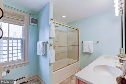 Bath - 36 E Fifth St, New Castle, DE 19720 photo 3 of 5