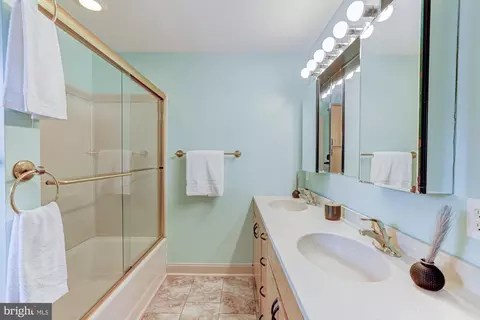 Bath - 36 E Fifth St, New Castle, DE 19720 photo 4 of 5