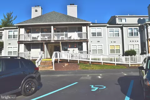 703 Waters Edge Dr, Newark, DE 19702