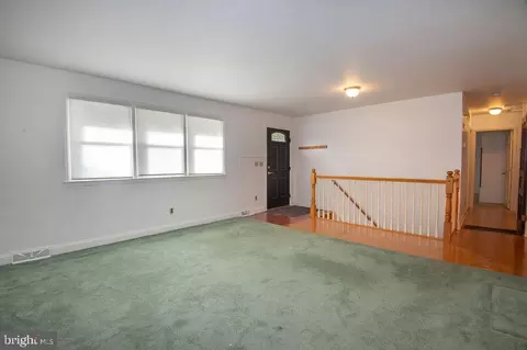 Living - 4 Vansant Rd, Newark, DE 19711 photo 4 of 5