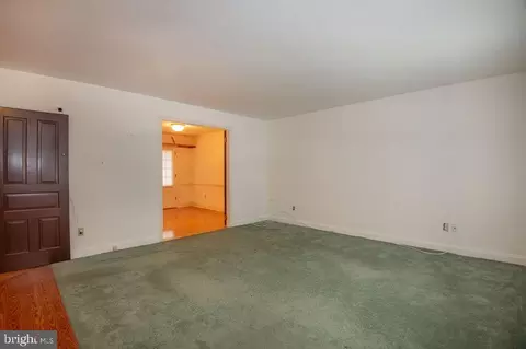 Living - 4 Vansant Rd, Newark, DE 19711 photo 1 of 5