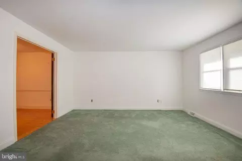 Living - 4 Vansant Rd, Newark, DE 19711 photo 2 of 5