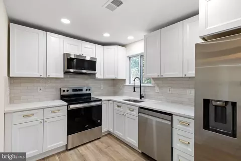 Kitchen - 113 E Plover Dr, Newark, DE 19702 photo 1 of 2