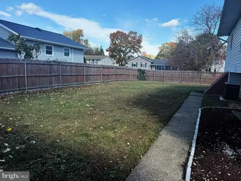 Exterior - 886 Broadfield Dr, Newark, DE 19713 photo 3 of 4