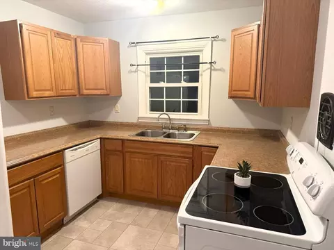 Kitchen - 886 Broadfield Dr, Newark, DE 19713 photo 3 of 4