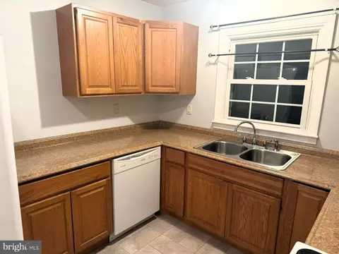 Kitchen - 886 Broadfield Dr, Newark, DE 19713 photo 1 of 4