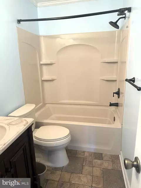 Bath - 886 Broadfield Dr, Newark, DE 19713 photo 1 of 3