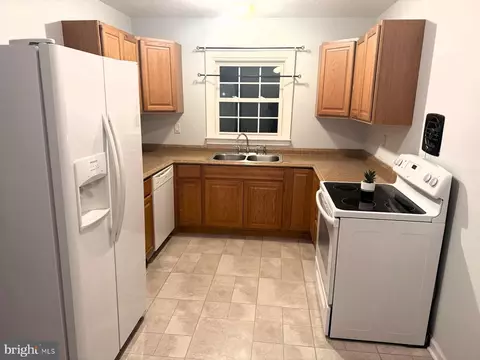 Kitchen - 886 Broadfield Dr, Newark, DE 19713 photo 2 of 4