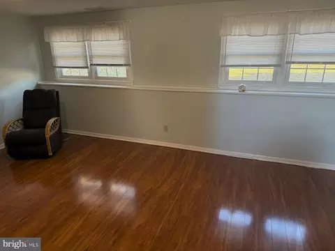 Living - 886 Broadfield Dr, Newark, DE 19713 photo 1 of 1