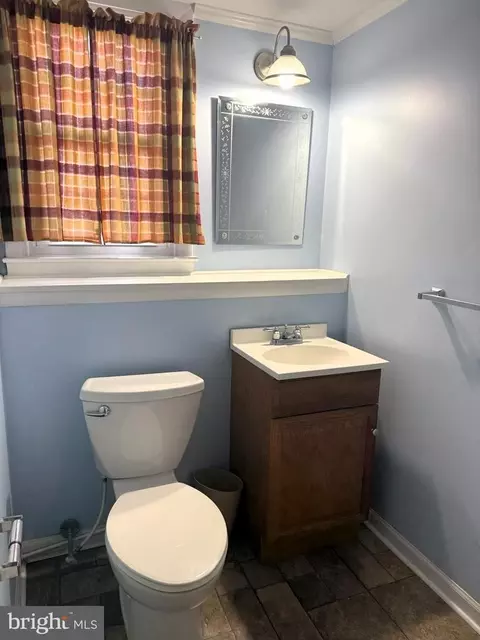 Bath - 886 Broadfield Dr, Newark, DE 19713 photo 3 of 3