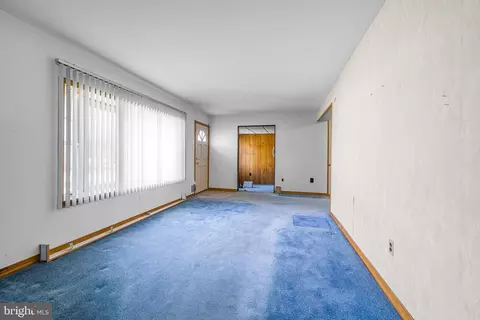 Living - 14 Longview Dr, Newark, DE 19711 photo 3 of 8