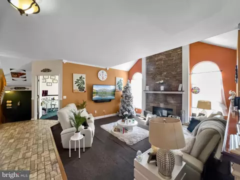Living - 15 Moonlight Ct, Newark, DE 19702 photo 1 of 2