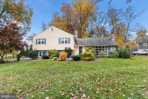 2518 Deepwood Dr, Wilmington, DE 19810