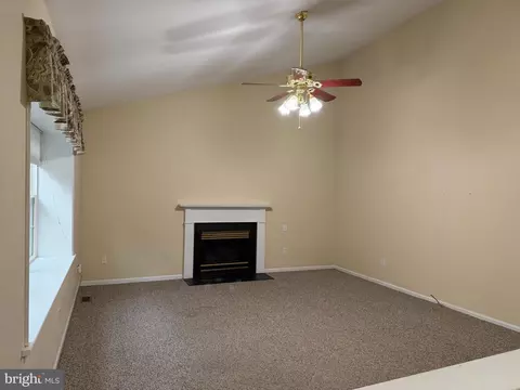Living - 52 Eaton Pl, Bear, DE 19701 photo 2 of 9