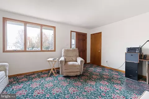Living - 520 Chestnut Ln, Townsend, DE 19734 photo 2 of 4