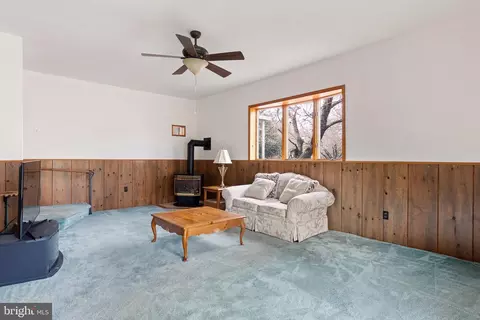 Living - 520 Chestnut Ln, Townsend, DE 19734 photo 4 of 4