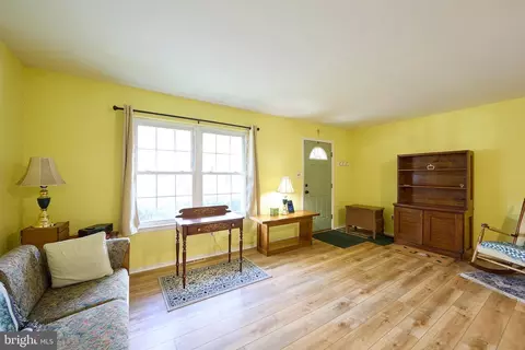 Living - 11 Palmer Pl, Newark, DE 19713 photo 1 of 3