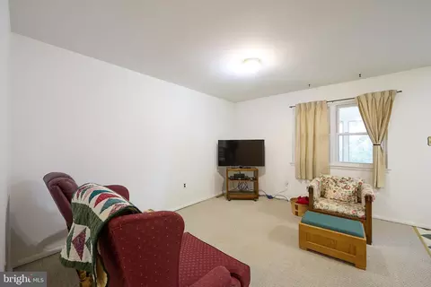 Living - 11 Palmer Pl, Newark, DE 19713 photo 2 of 3