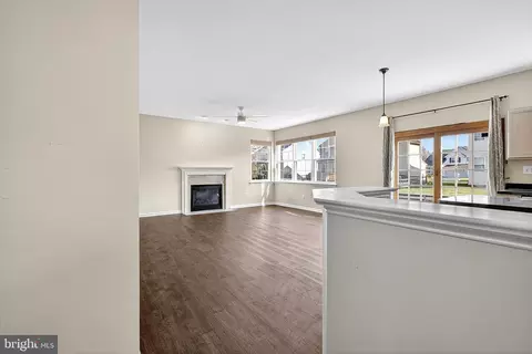 Living - 10 N Lotus Cir N, Bear, DE 19701 photo 6 of 10