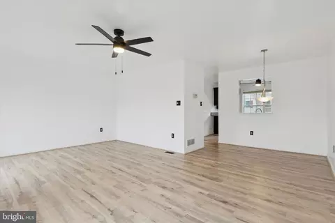 Living - 221 Bellwether Ct, Newark, DE 19702 photo 3 of 4