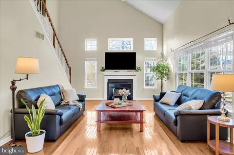 Living - 7 Stirling Dr, Newark, DE 19702 photo 2 of 3