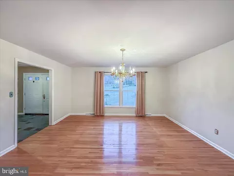 Living - 47 Covered Bridge Ln, Newark, DE 19711 photo 1 of 4